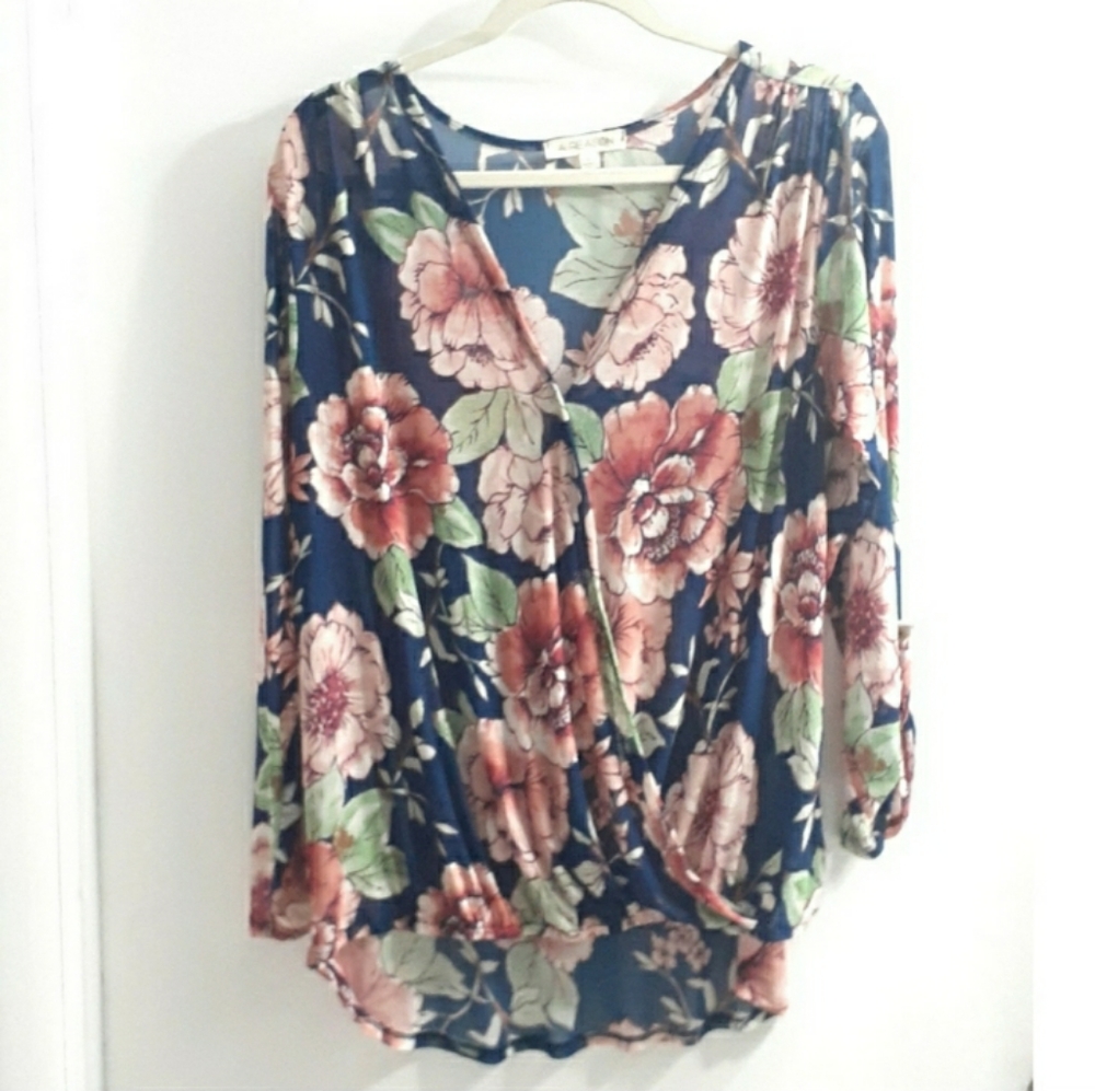 A Reason floral lightweight blouse. Bundle any 5 items with 💥and pay $25